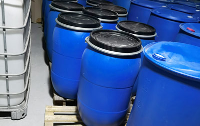 ¿Por qué se está volviendo blanca la pintura de mi revestimiento de piedra?